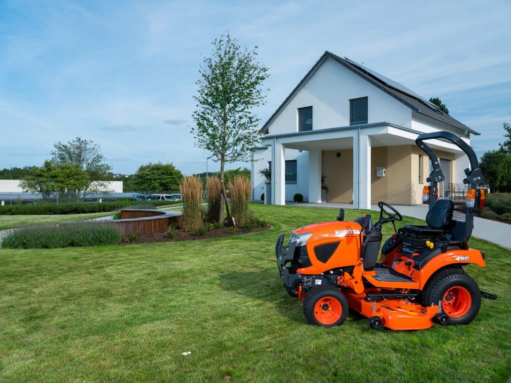 Malotraktor Kubota BX231 na záhrade domu