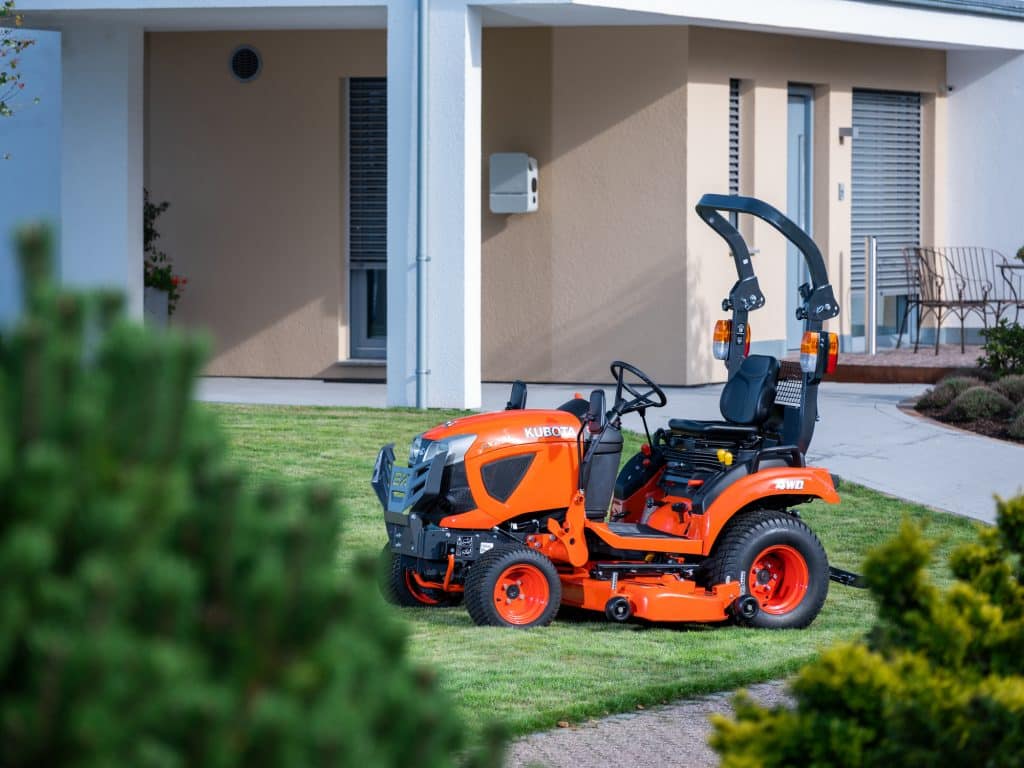 Malotraktor Kubota BX261 pri kosení trávnika u rodinného domu