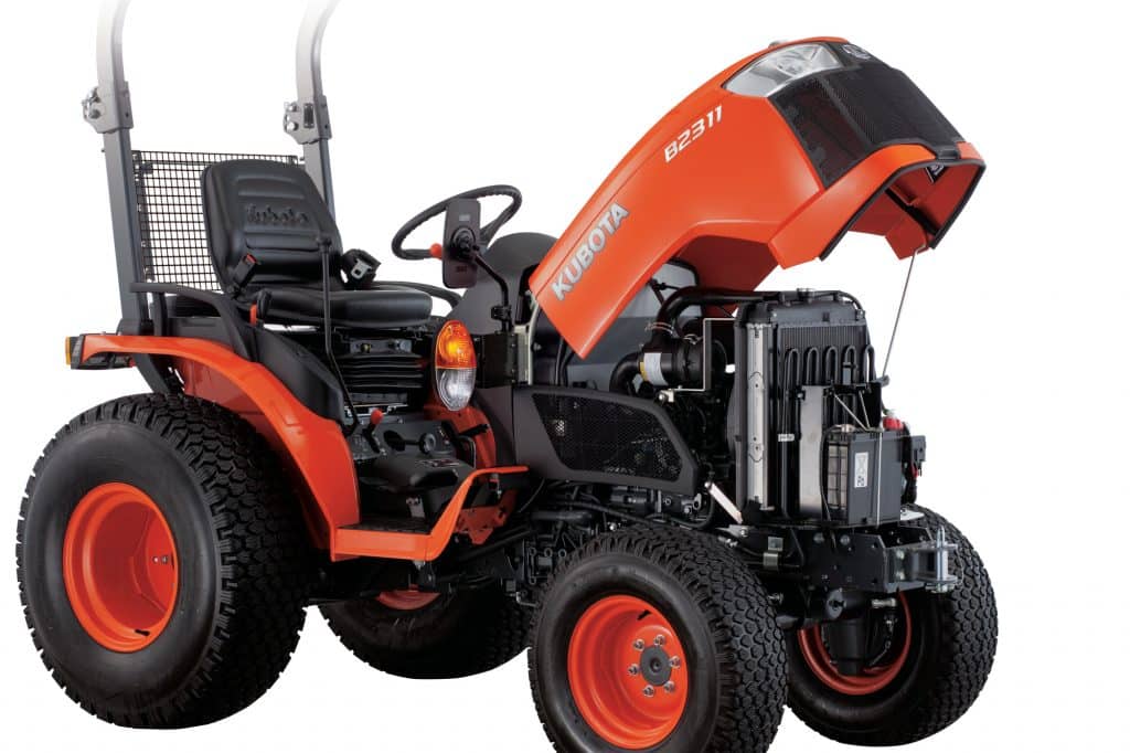 Malotraktor Kubota B2311 s otvorenou kapotou, viditeľný motor