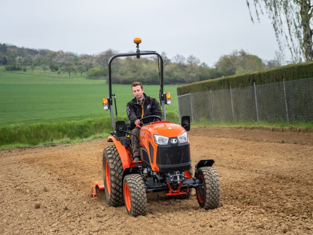 Malotraktor Kubota LX351 ROPS pri kultivácii pôdy