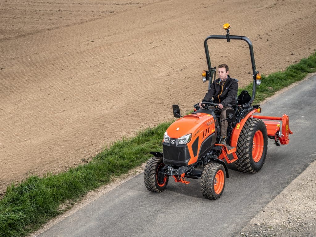 Malotraktor Kubota LX401 ROPS pri jazde po ceste
