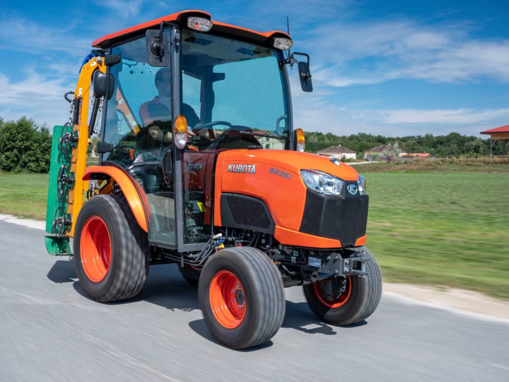 Malotraktor Kubota B2261 CAB v prevádzke na ceste