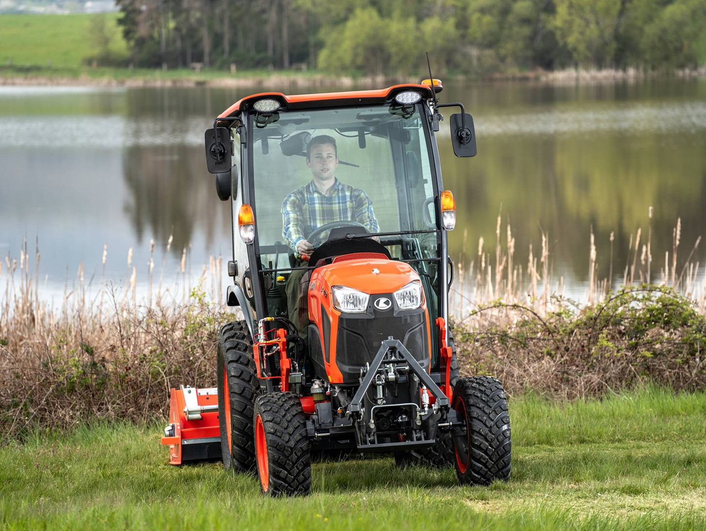 Malotraktor Kubota LX351 CAB pri starostlivosti o trávnik
