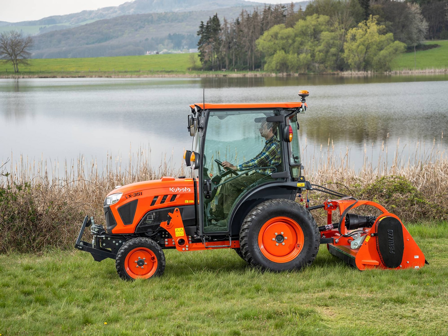 Malotraktor Kubota LX351 CAB - záber z boku pri starostlivosti o trávnik